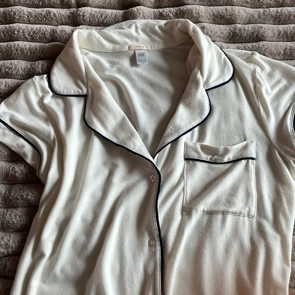 Women's Ivory Short-Sleeve Pajama Set with Contrast Piping - Picture 2 of 3